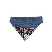 Charger l&#39;image dans la galerie, Foulard de jeans recyclés pour chat ou petit chien – Houx gris - N010
