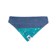Charger l&#39;image dans la galerie, Foulard de jeans recyclés pour chien moyen - Noël turquoise - N008
