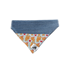 Charger l&#39;image dans la galerie, Foulard de jeans recyclés pour chat ou petit chien – Rennes de Noël - N009
